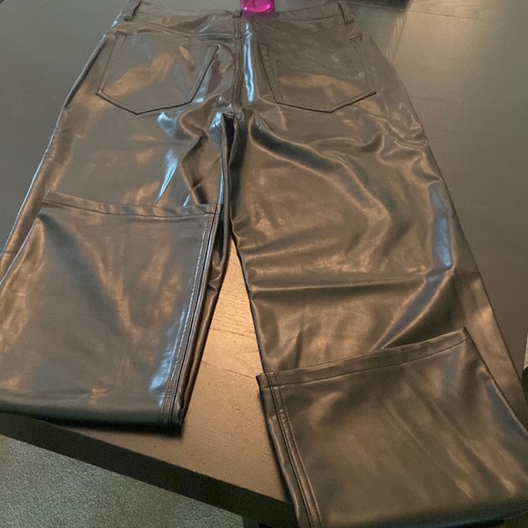 Women’s Black Abercrombie & Fitch The ‘90s Relaxed High Rise Vegan Leather Pants - Picture 5 of 12